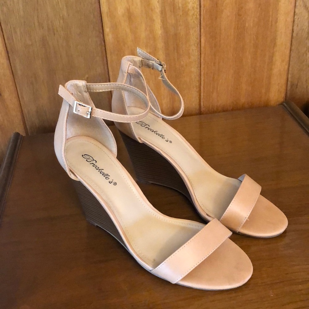 Breckelle’s Nude Strap Wedge